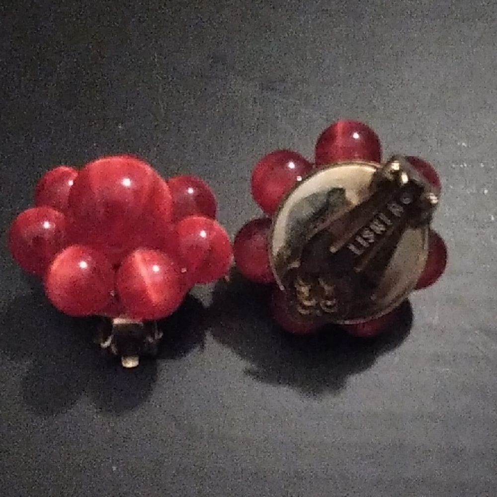 Elegant Vintage Lisner Red Cluster Clip On Earrings